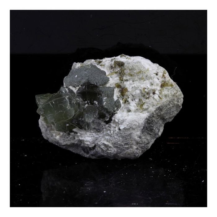 Pierres et Minéraux. Prehnite. 40.0 ct. La Combe de la Selle, St Christophe-en-Oisans, Isère, France.