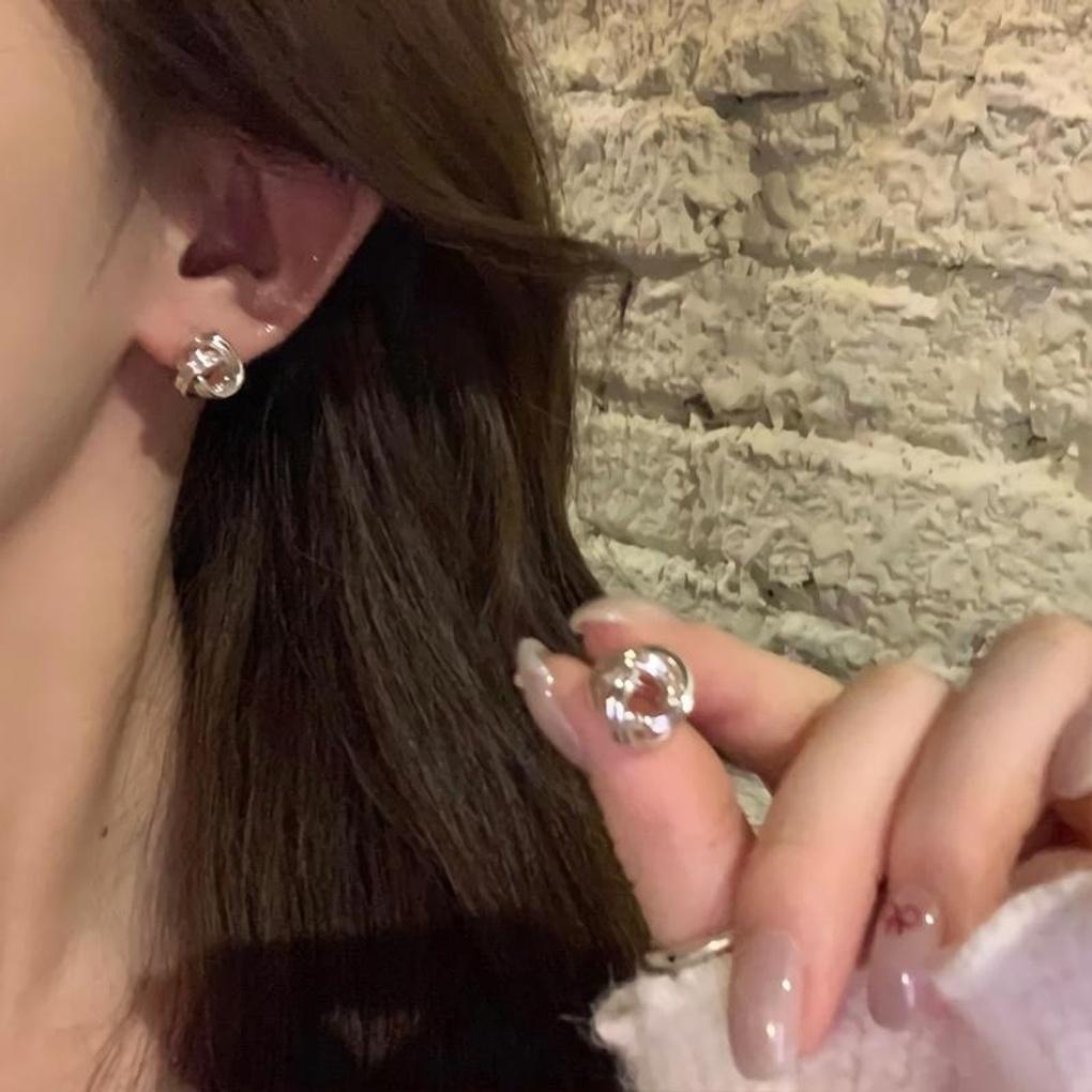 Женские серьги-кольца из серебра 925 пробы с крученым элементом