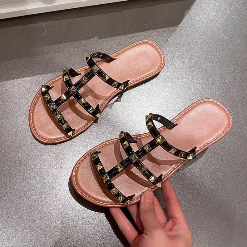 Тапочки большого размера женские летние новые для улицы модные универсальные сандалии с заклепками пляжные для ванной комнаты для дома