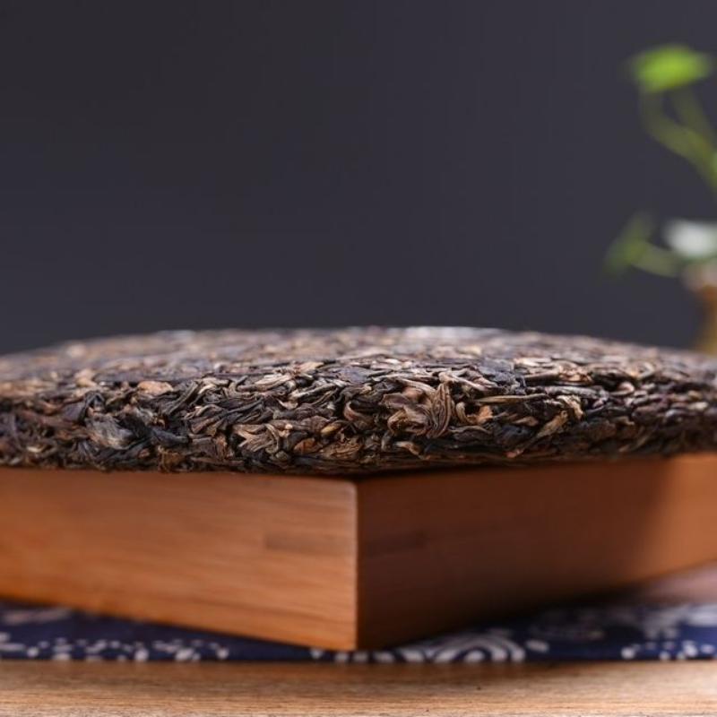 Чайный пирог «Ранняя весна» Пуэр 400г MENGKU Rongshi Mu Ye Chun Pu'er Tea