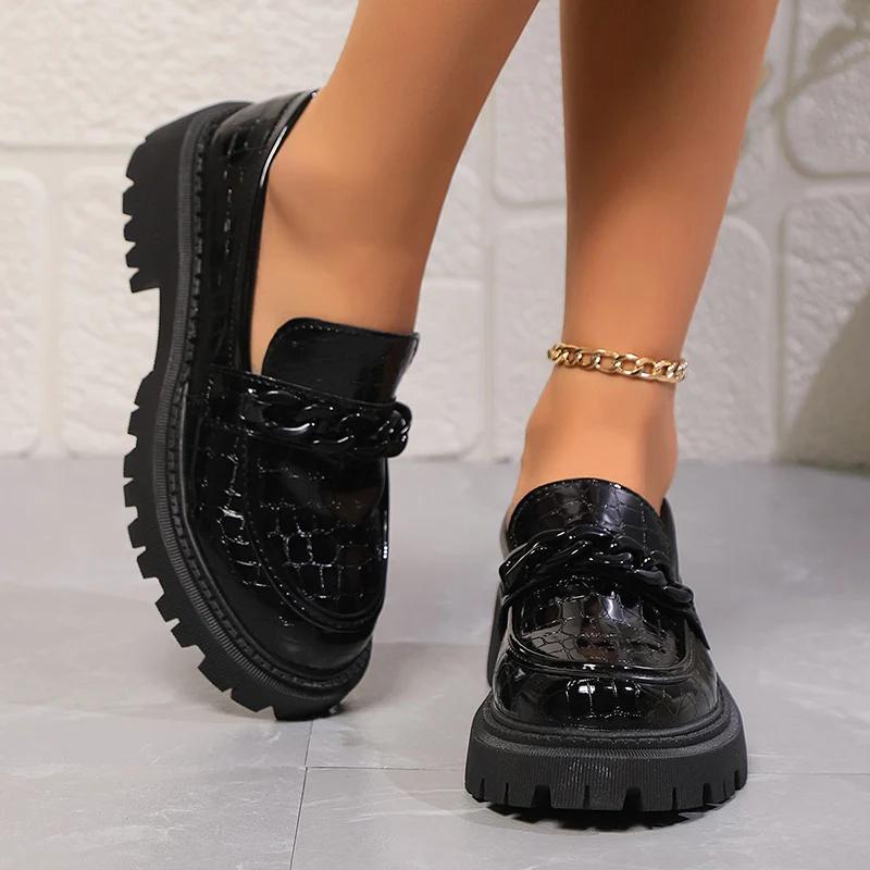 Женские туфли-лоферы на платформе с цепочным декором, модные черные лакированные туфли, женские удобные туфли на плоской подошве, размер плюс 42
