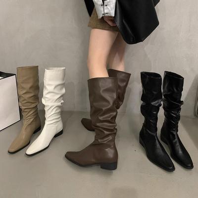 Остроносые, но с высокими голенищами, собранными в складки на колене, верхняя одежда с рукавами-буфами, модные ботильоны на среднем каблуке, новинка осени и зимы 2025