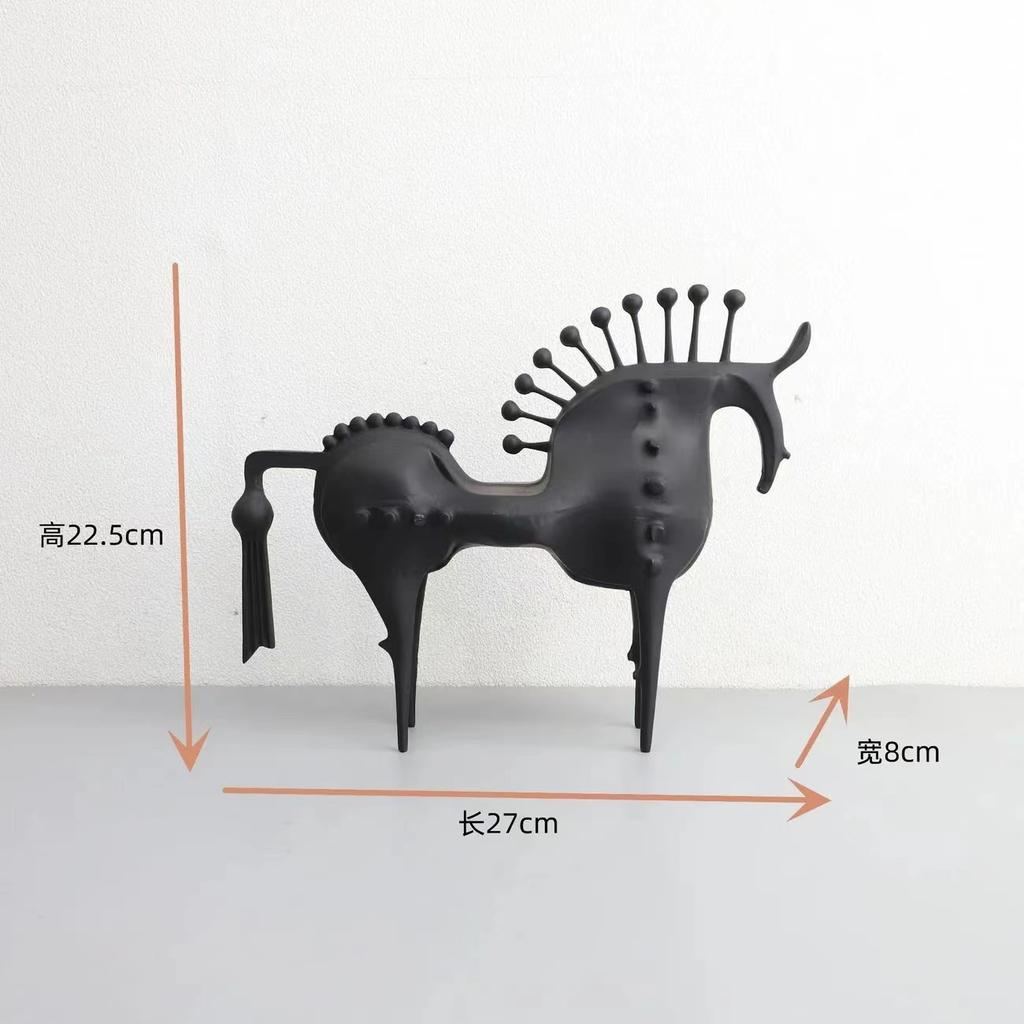 Metal Handicraft Horse Figures Abstraction Horseradish Horse Figurines Artificial Animal Sculpture Bookshelf Decoration Statues