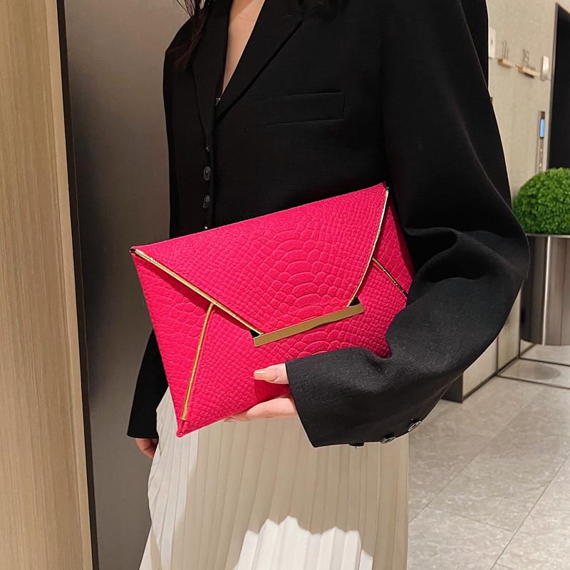 Стильный и универсальный клатч-конверт для женщин в черном, ярко-розовом и зеленом цвете