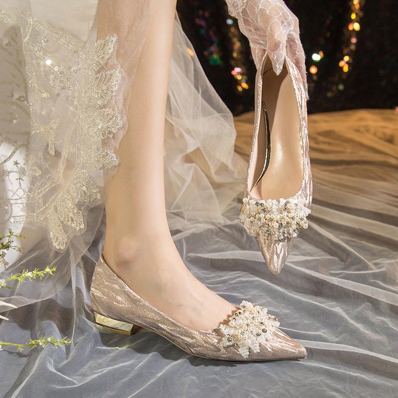 Новая элегантная женская обувь с острым носком и квадратным каблуком, украшенная жемчугом, пикантная модная повседневная обувь на мелком каблуке для вечеринок, на низком каблуке Chaussure Femme