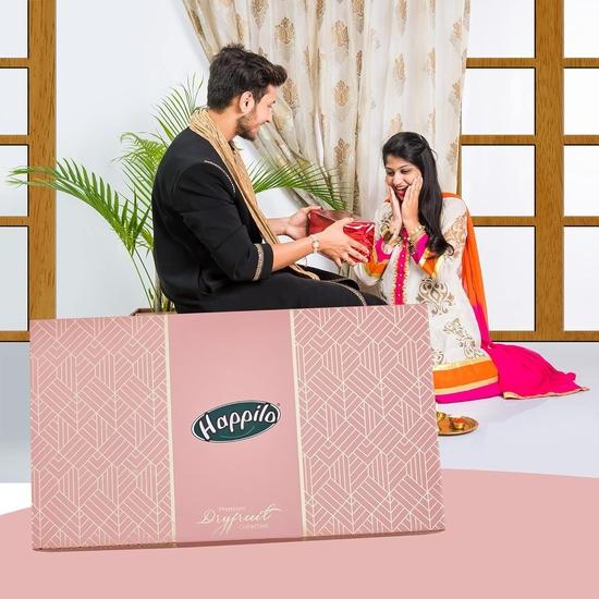 Подарочная коробка с сухофруктами Happilo Celebrations Orchid — калифорнийский миндаль, отборные кешью, изюм, соленая фисташка, клюква масала и турецкие абрикосы, 1 кг