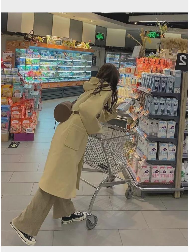 Женское шерстяное пальто средней длины с капюшоном и роговыми пуговицами 2023 года — трендовая осенне-зимняя мода