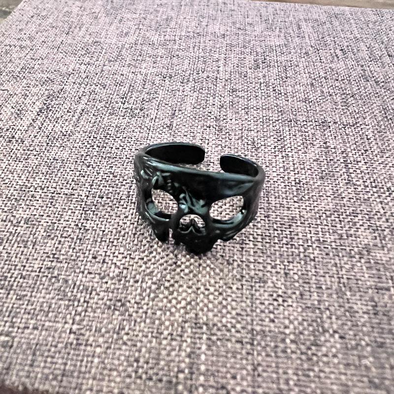 Кольцо Dark Series Retro Skull Five-Claw Ring - крутой аксессуар в стиле хип-хоп и уличный стиль
