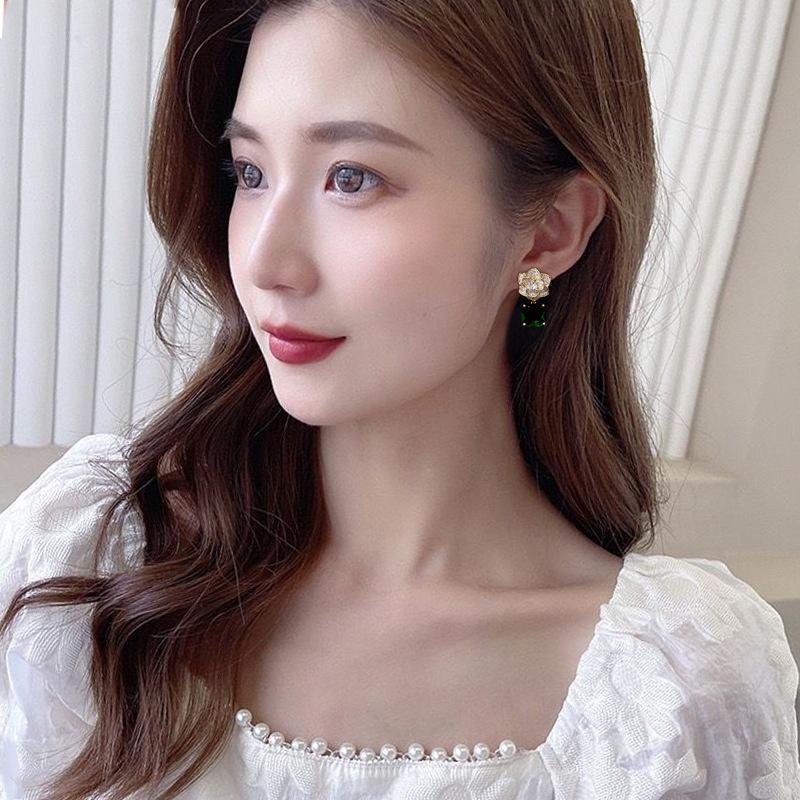 Взрывные серьги с черной камелией и цирконом в стиле Douyin, женские высококлассные серьги с зеленым кристаллом, темпераментные, в стиле легкой роскоши