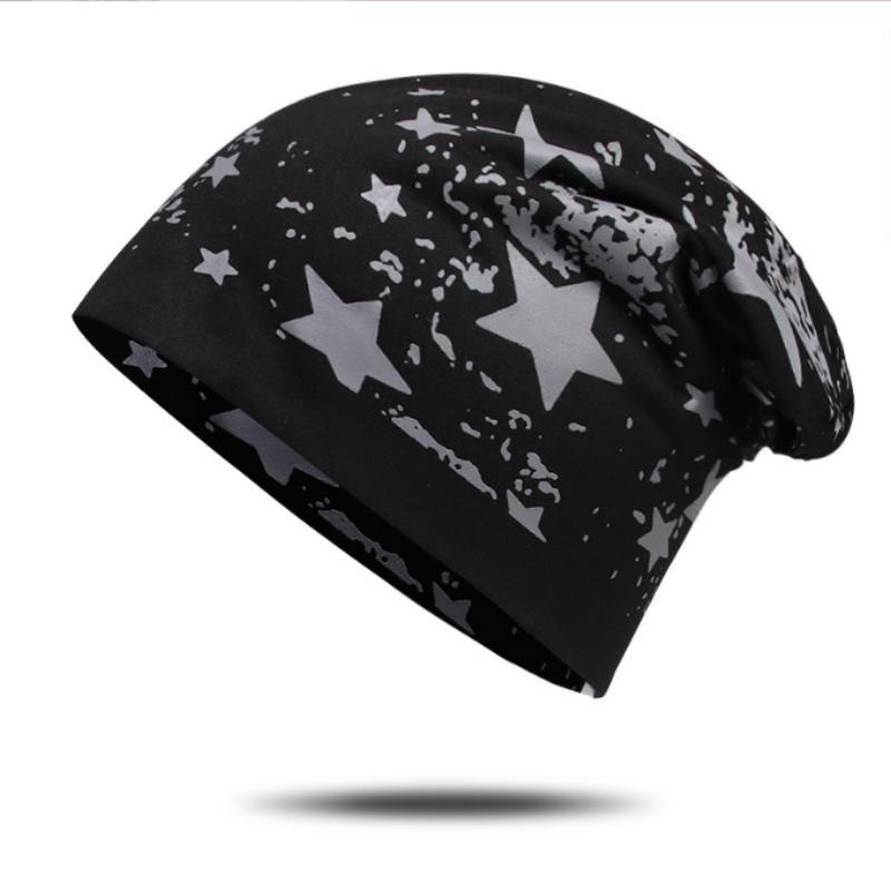 Стильная трикотажная шапка осень - зима с принтом