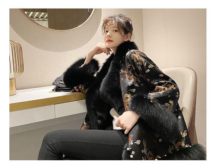 Зимнее пальто из искусственного меха в китайском стиле 2025 года: Женский атласный плащ Тан с бисером средней длины