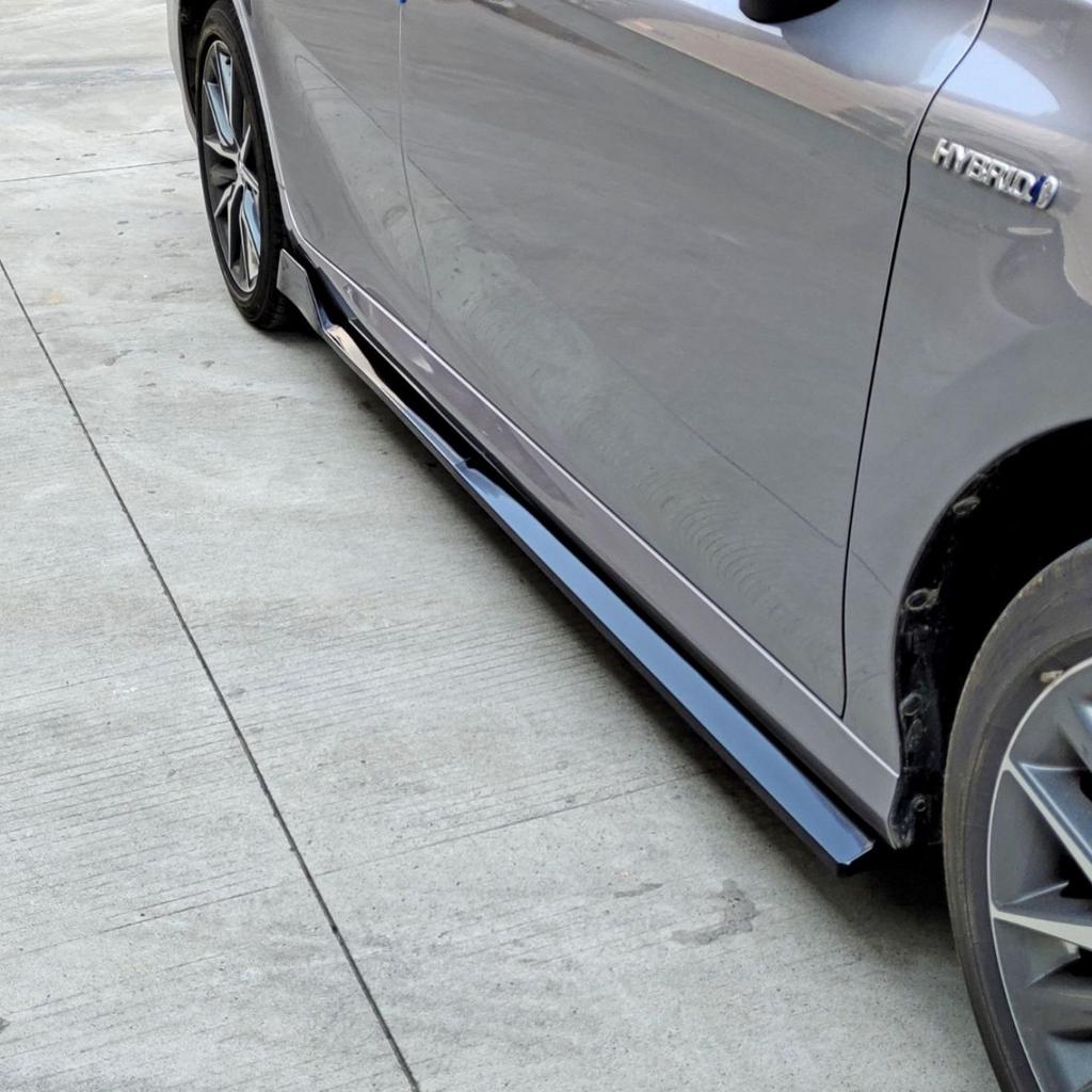 Обвес для Toyota Camry 8-го поколения 2018-2023: Пороги, Передний сплиттер, Губа, Боковой спойлер, Верхний спойлер.