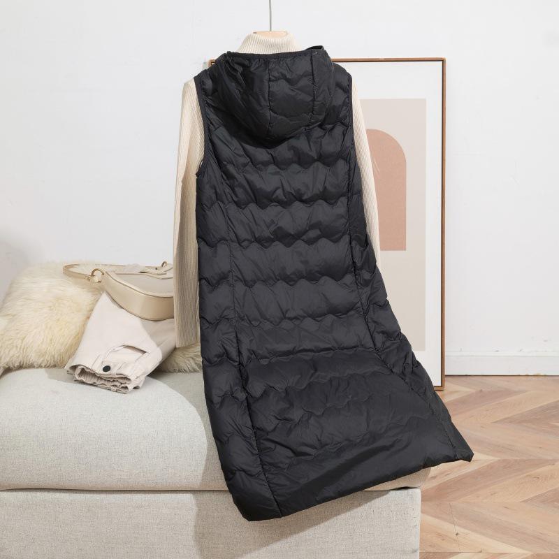 2025 Осень/Зима Большой размер Легкий длинный жилет из белого утиного пуха до колена с капюшоном и волнистым узором