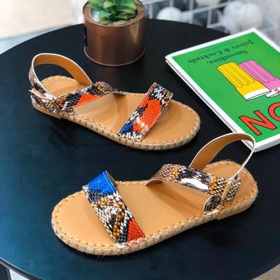 Модные сандалии со змеиным принтом женские 2024 новые сандалии на плоской подошве с ремешком на щиколотке с пряжкой удобная женская обувь модные повседневные сандалии с открытым носком