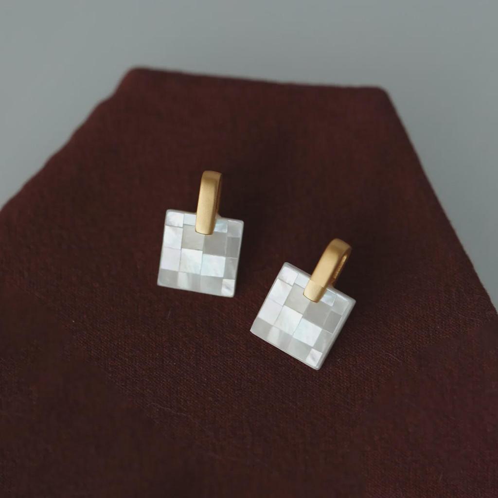 Серьги-пусеты из серебра 925 пробы с белой перламутровой бабочкой, универсальные, для офиса