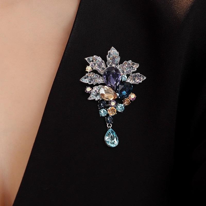 Light Luxury and Dazzling Leaf Brooch, Exquisite and Fashionable Leaf Brooch, Niche Design Sense Brooch