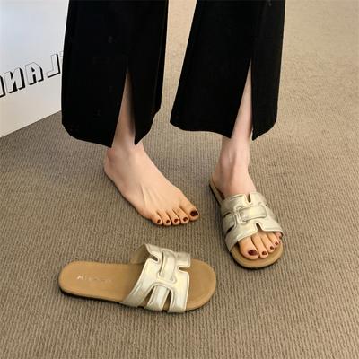 Модные пляжные сандалии универсальны и популярны на улице, а темперамент Бокена в тренде с женскими шлепанцами на плоской подошве летом 2025 года.