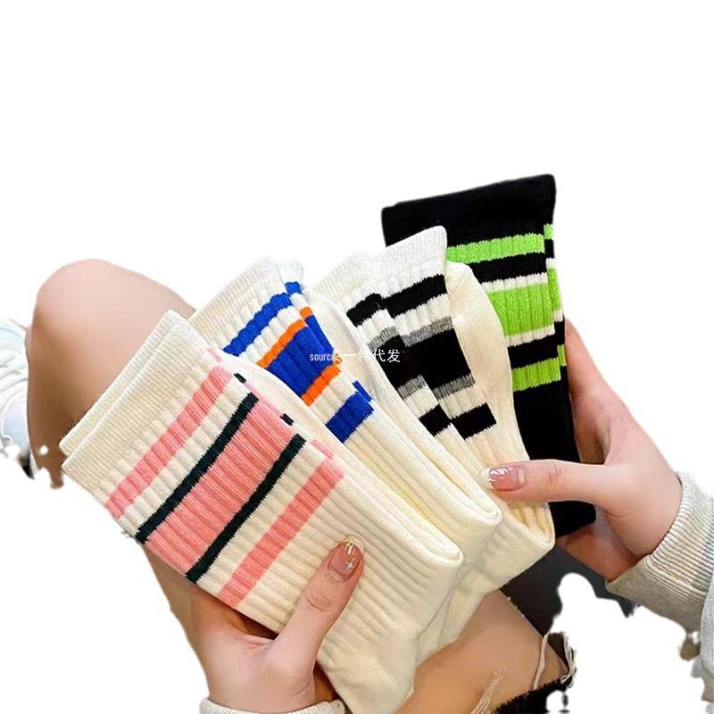 Женские носки средней длины в полоску — модный корейский стиль для весны и осени, идеально подходит для занятий спортом и повседневной носки.