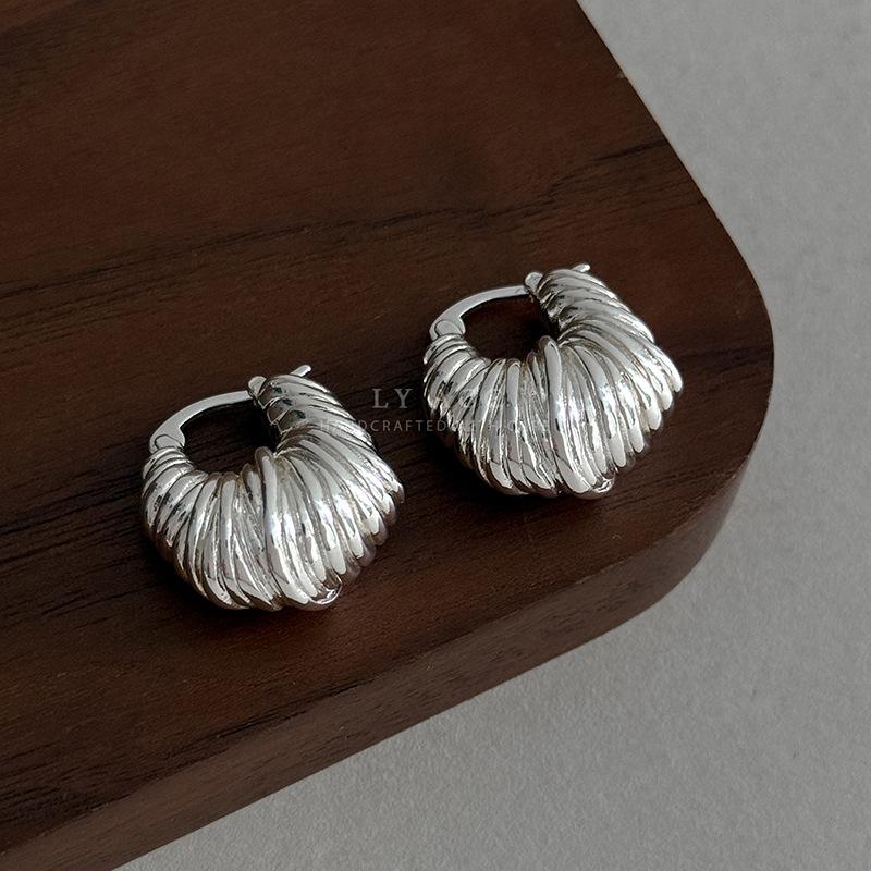 European and American cold wind niche design sense brass gold-plated temperament versatile metal winding horn fashion earrings ear buckles