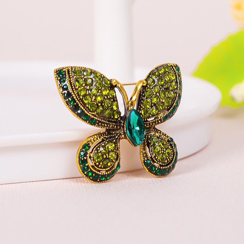 Элегантная эмалевая брошь в виде бабочки — модный аксессуар для костюма высокого класса