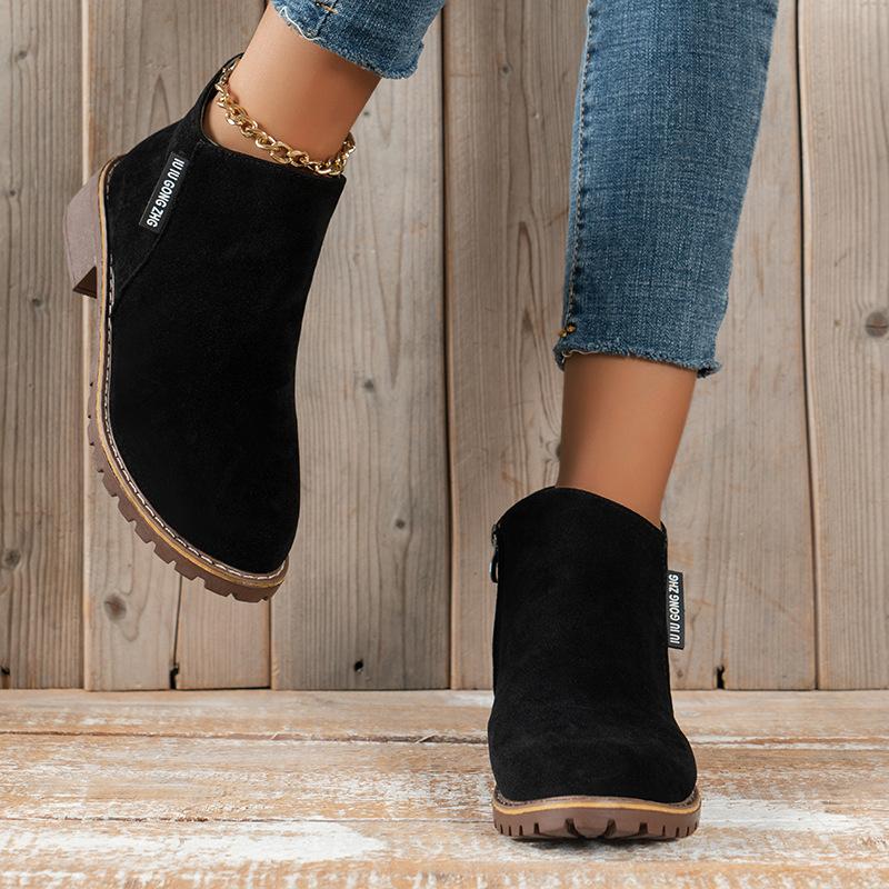 Женские короткие матовые ботинки в стиле ретро с толстым каблуком, плоским дном и молниями по бокам. Ботинки Martin.