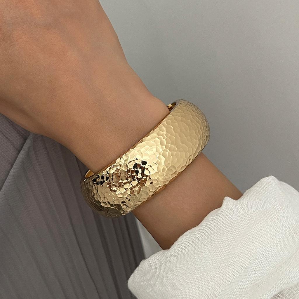 Accessories 2025 New Premium Hammer Jewelry Bracelet Exaggerated Wide Geometric Women's Bracelet