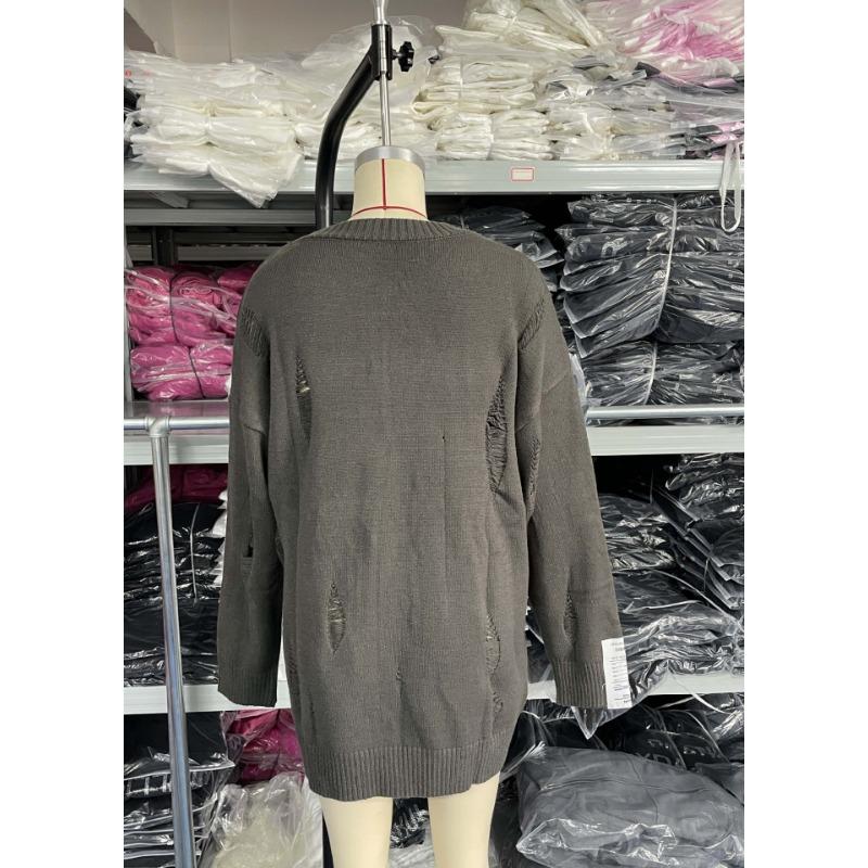 Женский рваный свитер с круглым вырезом