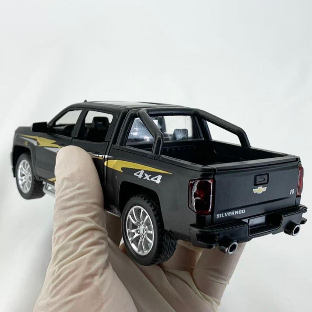 1:32 Chevrolet Silverado SUV Diecast Model Toy Car