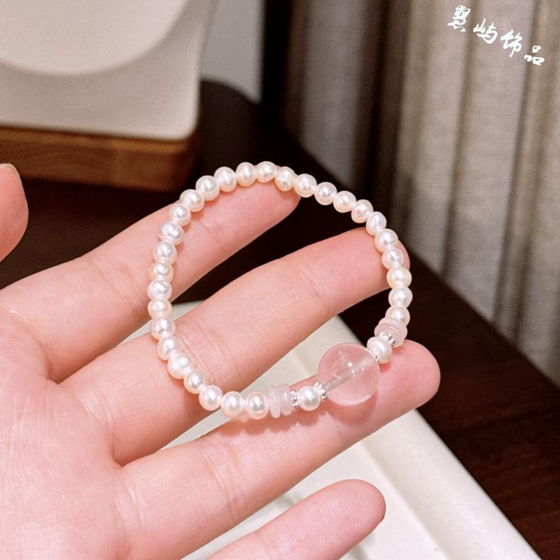 Elegant and refined natural pearl bracelet with pink crystal accents, featuring a minimalist and unique design, perfect for everyday wear and