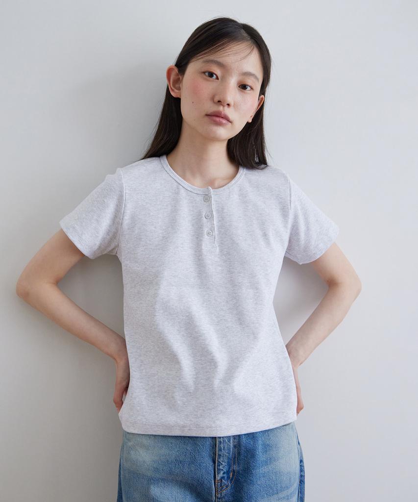 STEP AROUND Henley Short Sleeve T-Shirt_Light Gray