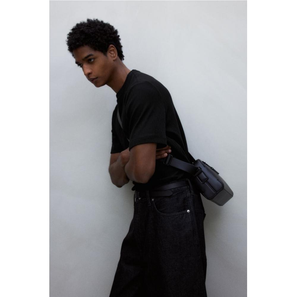 Футболка HM TexTured Regular Fit, черная