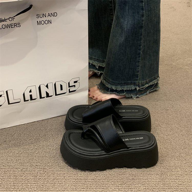 Толстоподошвенные увеличенные шлепанцы с перемычкой для лета женские шлепанцы 2025 новые популярные юбочные пляжные сандалии