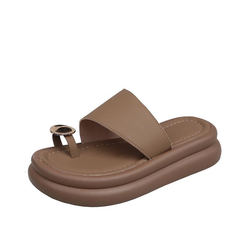 Модные уличные тапочки женские лето 2025 новинка корейская версия закрытый носок большая металлическая пряжка толстая подошва пляжные крутые тапочки женские