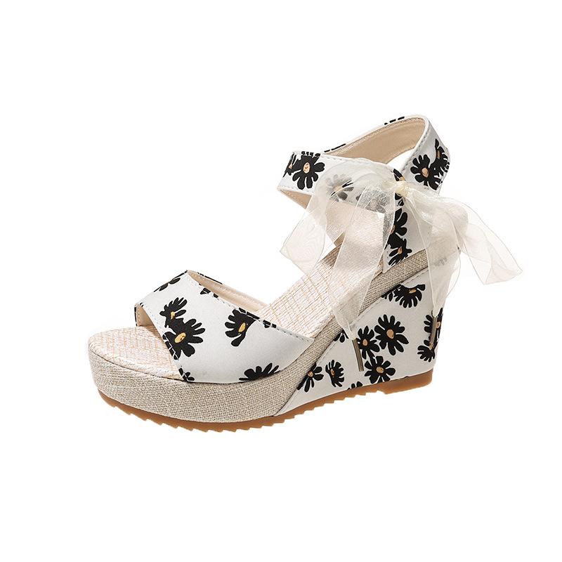 Весенне-летние женские босоножки в стиле бохо на танкетке с каблуком-рыбьим ртом и платформой, пляжная обувь с цветочным принтом и лентой