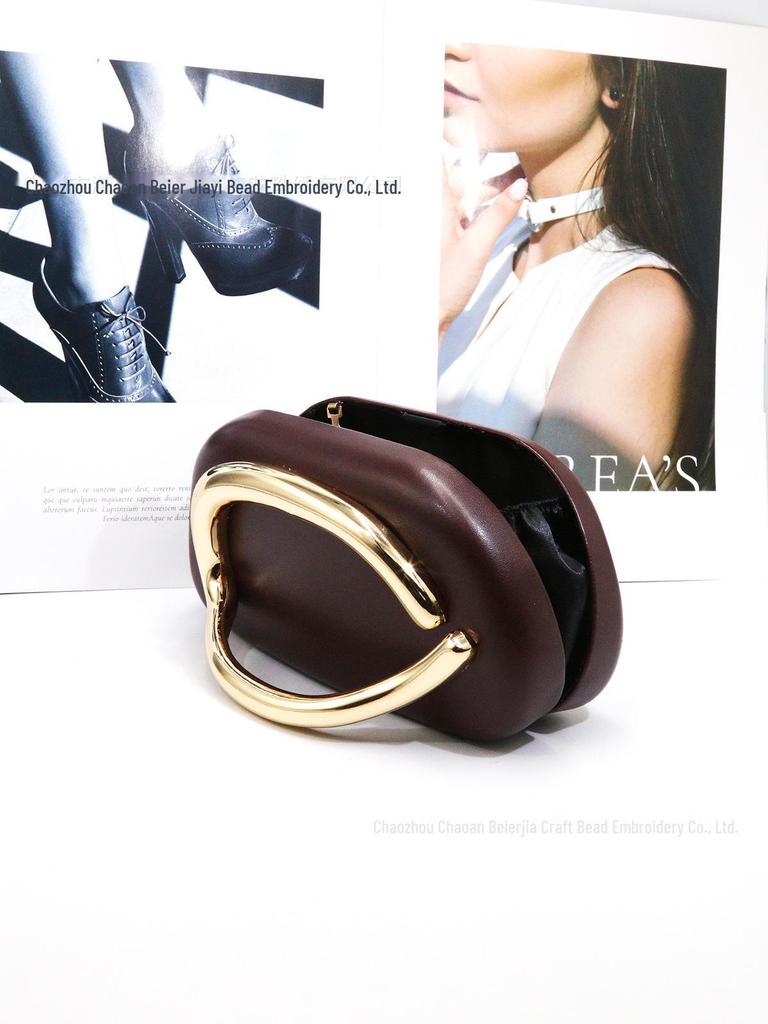 Вечерняя мини-сумочка в стиле ретро: Сумка через плечо с цепочкой и металлическим дизайном