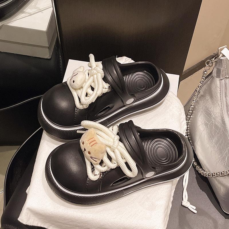 Милые уродливые милые туфли с дырками с большой головой женские носят 2025 весна и лето новые ремешки мультяшные универсальные колледж стиль две шлепанцы