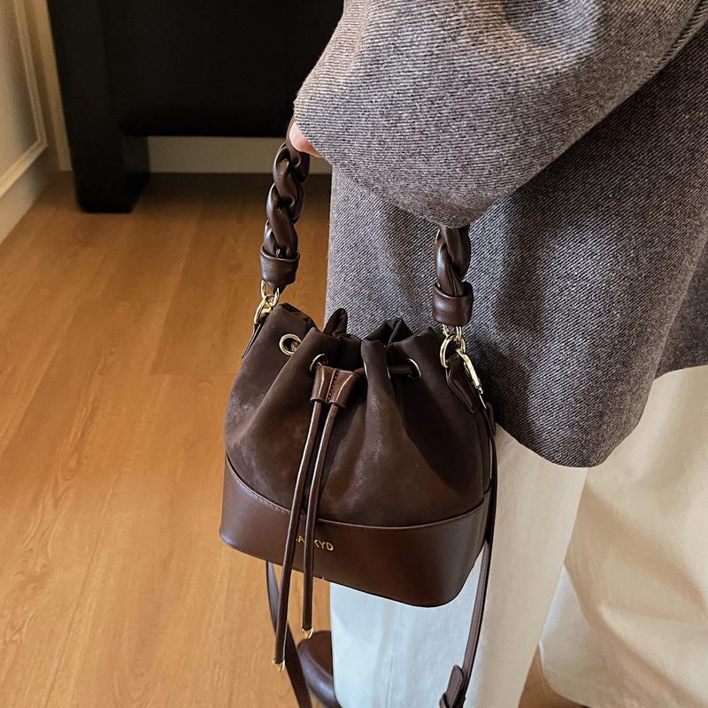 Выходная сумка женская 2025 новая осень и зима нишевая легкая роскошь для поездок на работу сумка на плечо кроссбоди сумка-ведро