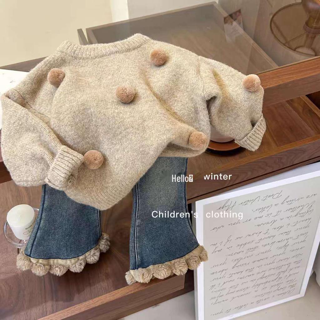 Комплект свитеров для девочек осень/зима 2025: Вязаный топ с бархатными джинсами, комплект из двух частей.