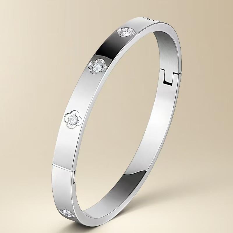 New Heart-Shaped Stainless Steel Bracelet: Elegant, Stylish & Non-Fading Wristband for Girls