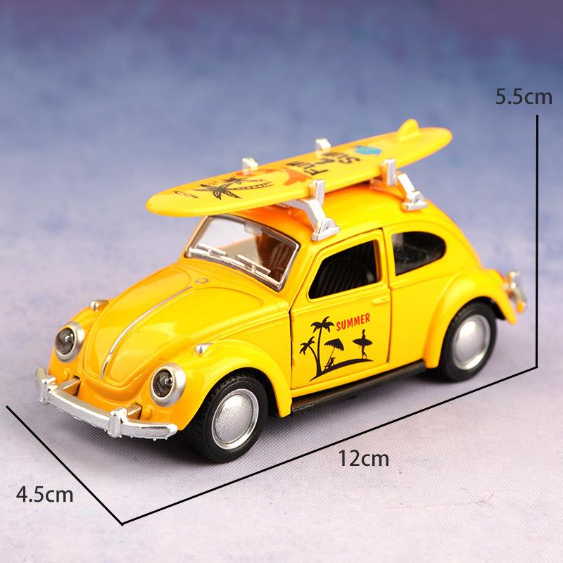 1:36 Красный литой автомобиль Volkswagen Beetle с доской для серфинга, Металлическая модель с механизмом оттягивания и открывающимися дверями, Ретро-игрушка для летнего пляжа для детей