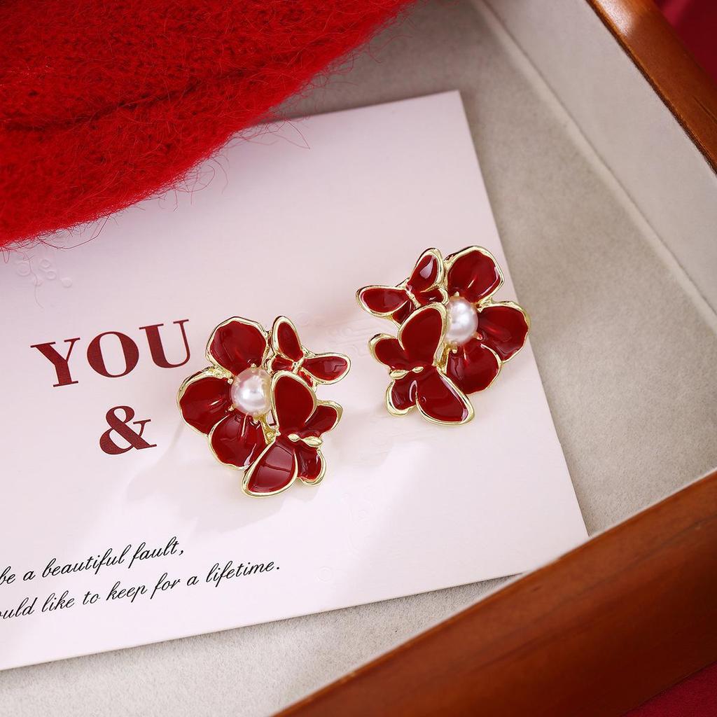 Серьги-пусеты с подвесками в виде капель из жемчуга и красных сердец: Французские ретро винтажные каффы для осени и зимы.