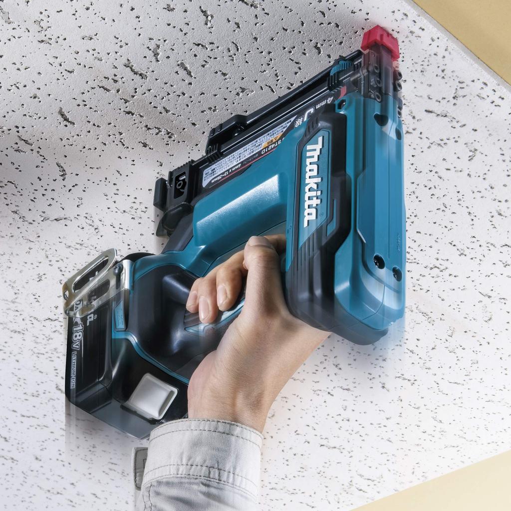 Аккумуляторный степлер Makita ST121DZK 18 В, аккумулятор и зарядное устройство продаются отдельно с кейсом