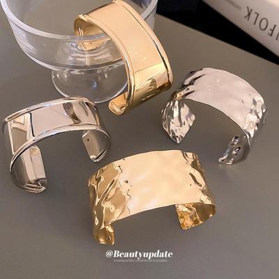 Европейский холодный стиль Высококлассный металлический плиссированный браслет: Роскошный женский браслет с темпераментом