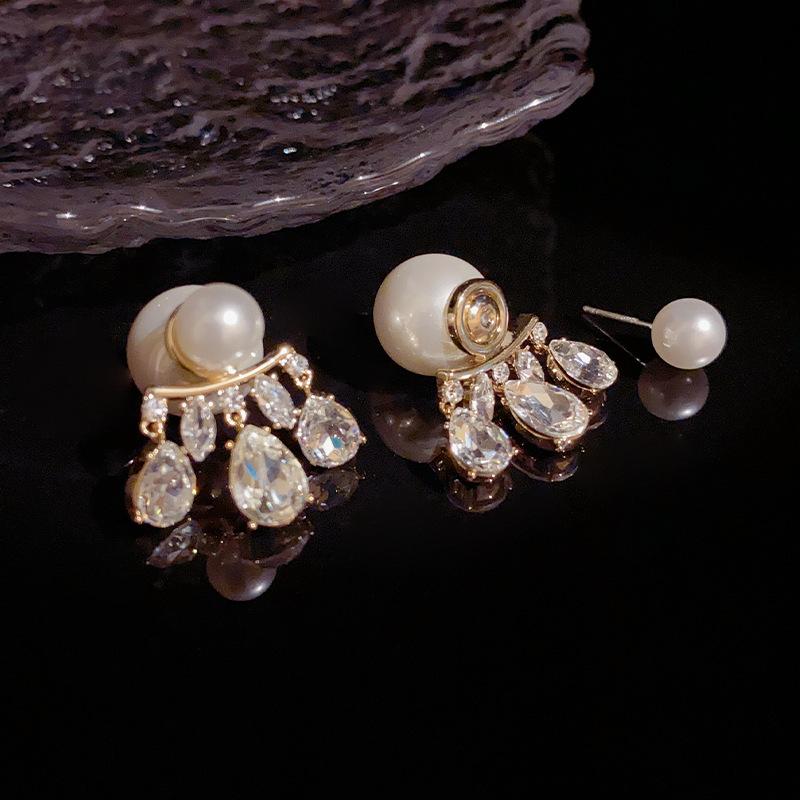 Французские модные серьги-кисточки с жемчугом для женщин, серьги-пусеты в стиле ретро с легкой роскошью, 2024 новинка, с шармами, стразами, цирконом