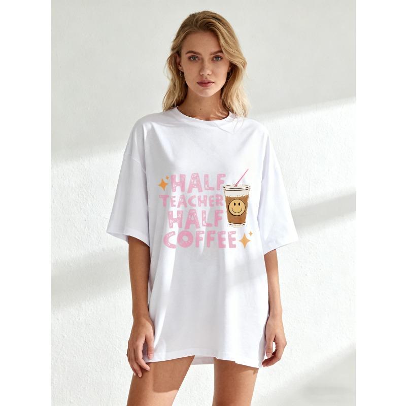 Половина Учитель Половина Кофе Футболка Оверсайз Черная с Графическим Принтом с Чашкой Кофе и Текстом для Повседневной Носки и в Подарок Учителю