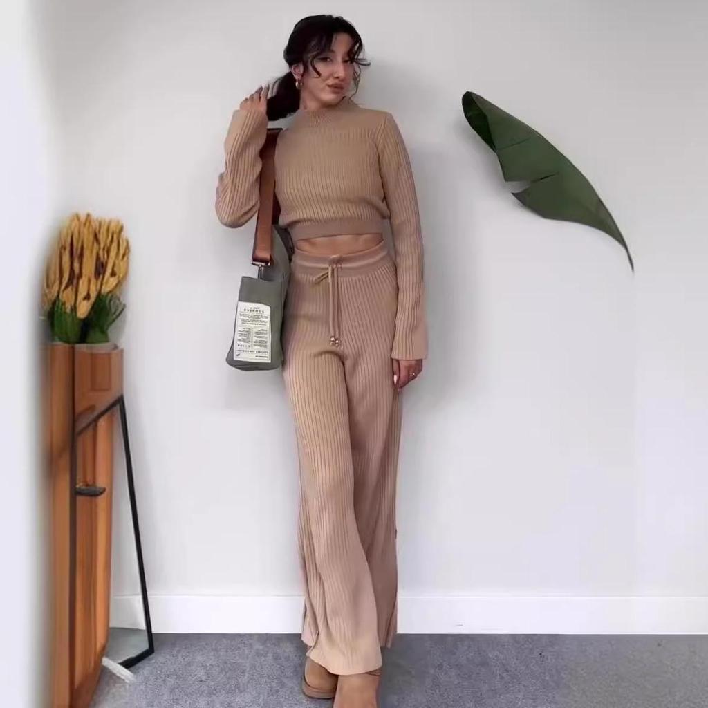 Комплект на осень 2024 года: вязаный однотонный кроп-топ и брюки с высокой посадкой и широкими штанинами