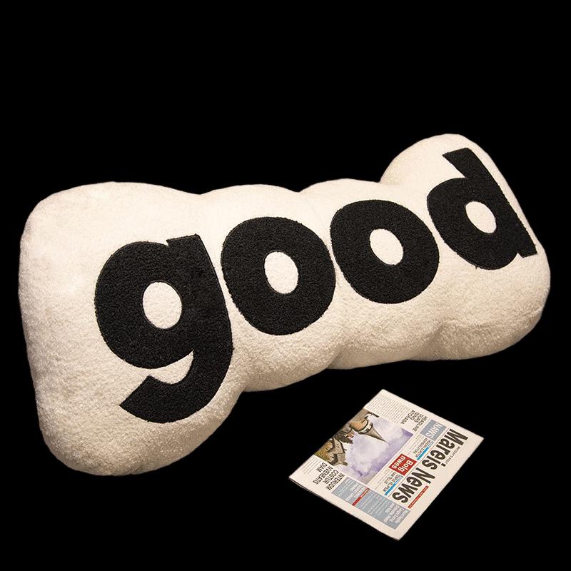 Декоративная подушка с неровными буквами 'GOOD'