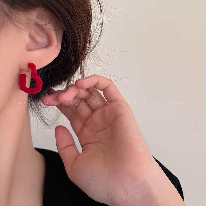 Новогодние серьги-сердечки из красного бархата — уникальный праздничный дизайн для женщин, идеально подходит для осени и зимы 