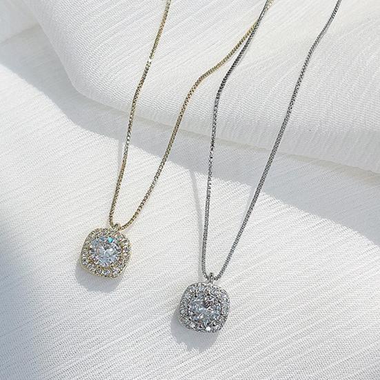 Женское ожерелье Квадратная подвеска со стразами Темперамент Простота Легкая роскошь Нишевое платье Высококлассное ожерелье с подвеской из имитации бриллиантов Ювелирный аксессуар