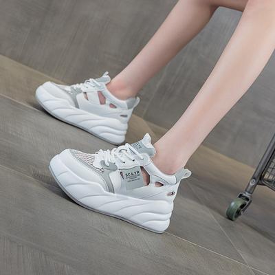 Белые туфли на толстой подошве с перфорацией женские 2025 лето сетка взрыв повседневная мода универсальные перфорированные дышащие увеличивающие рост женские туфли